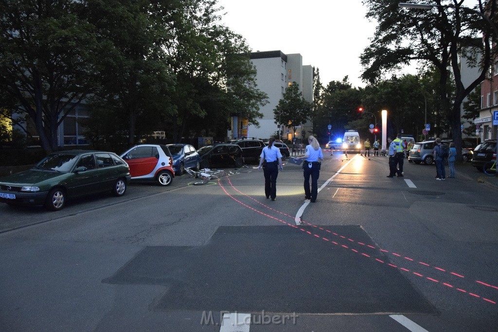 Schwerer VU PKW Rad Koeln Deutz Giessenerstr Betzdorferstr P009.JPG - Miklos Laubert